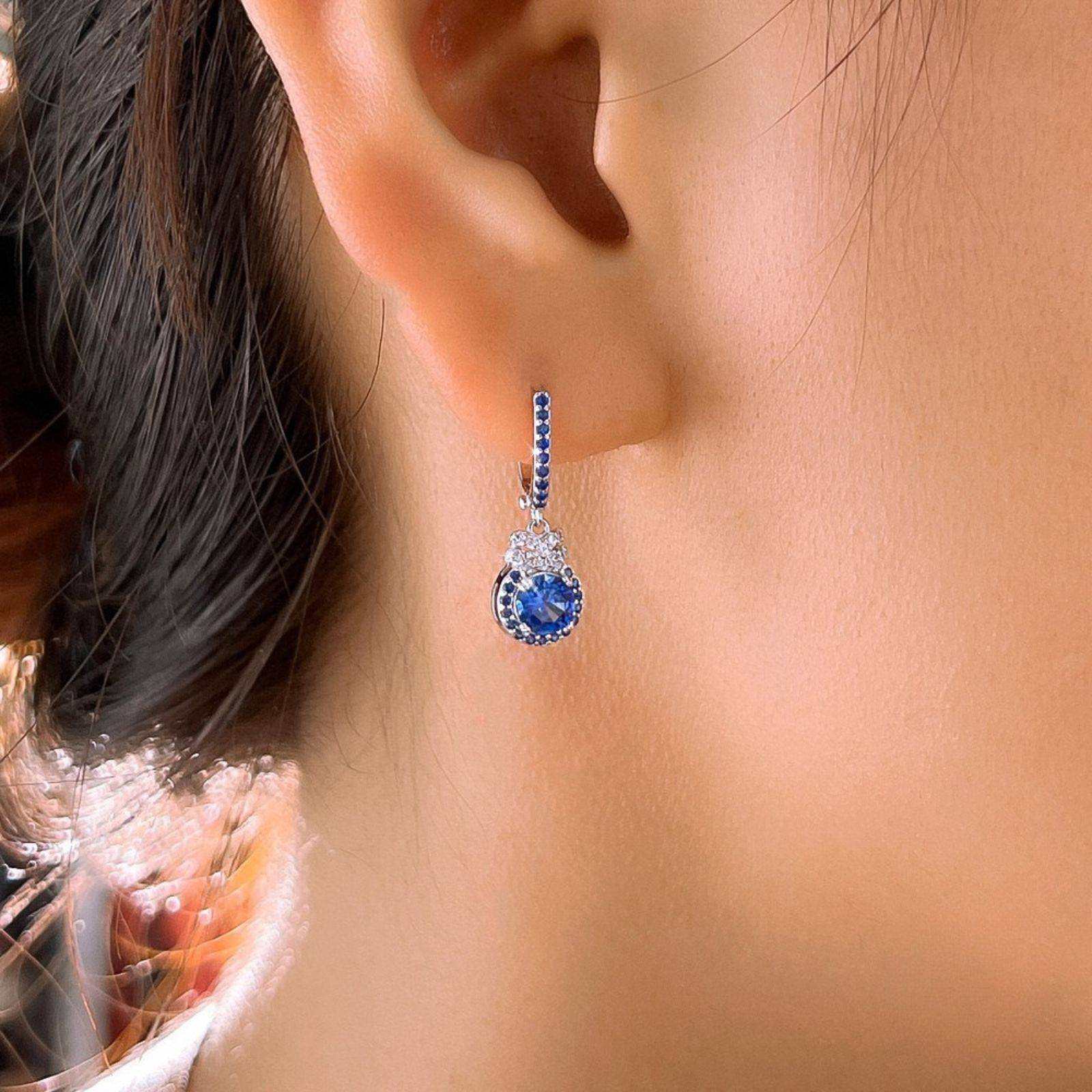 Cercei din argint lungi eleganti cu safir albastru si zirconiu cesini purtat