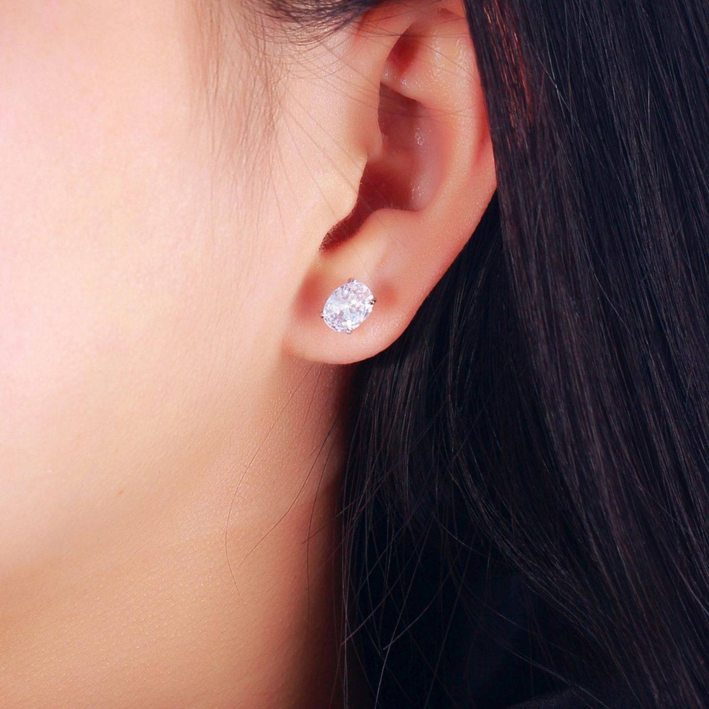 Cercei din argint oval cu zirconiu cesini purtat