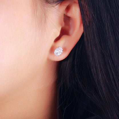 Cercei din argint oval cu zirconiu cesini purtat