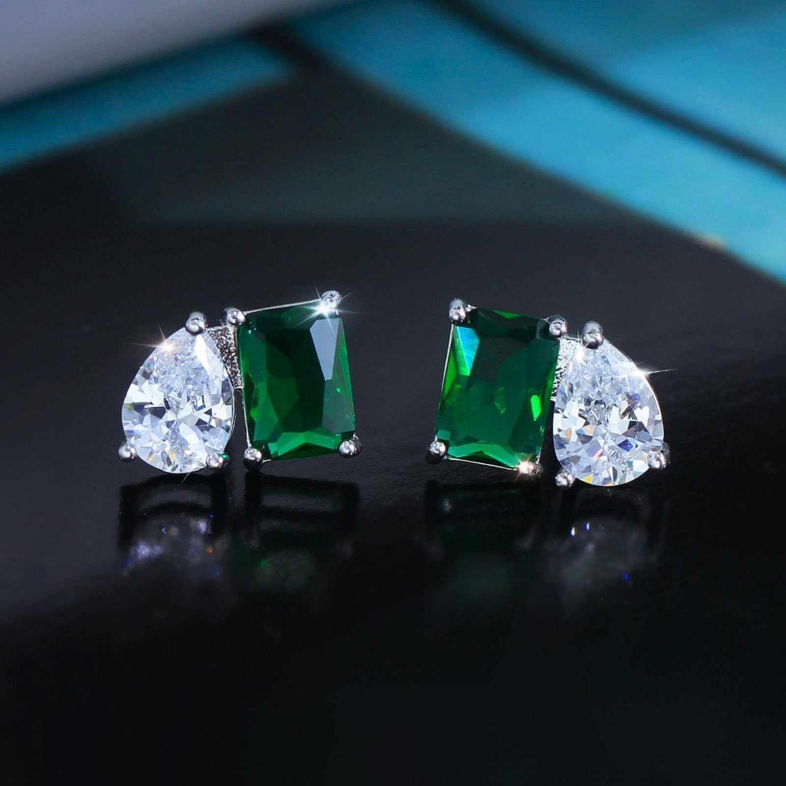 Cercei din argint rectangulari lacrima cu smarald verde si zirconiu cesini cadou