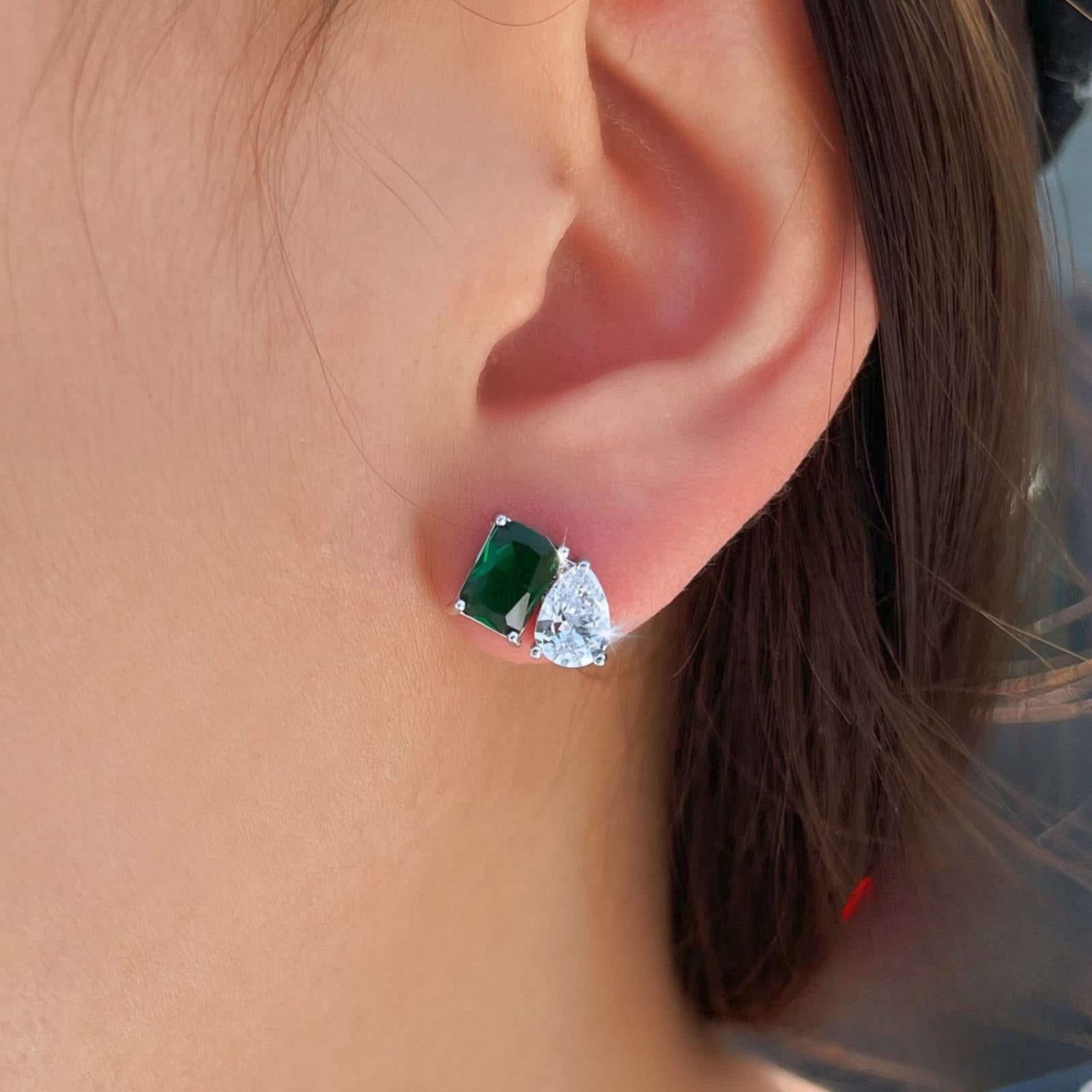 Cercei din argint rectangulari lacrima cu smarald verde si zirconiu cesini femei
