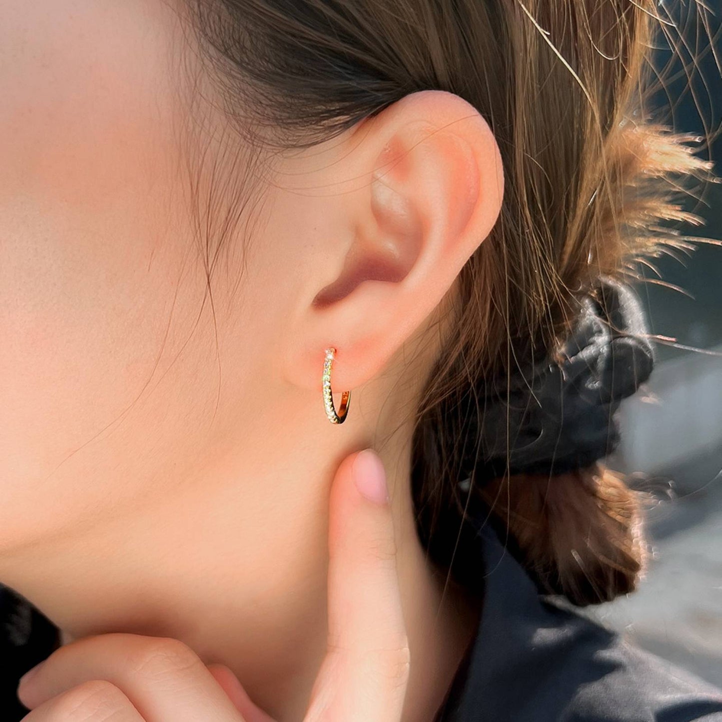 Cercei din argint placati cu aur tennis rotunzi eleganti cu cristale zirconiu cesini purtati