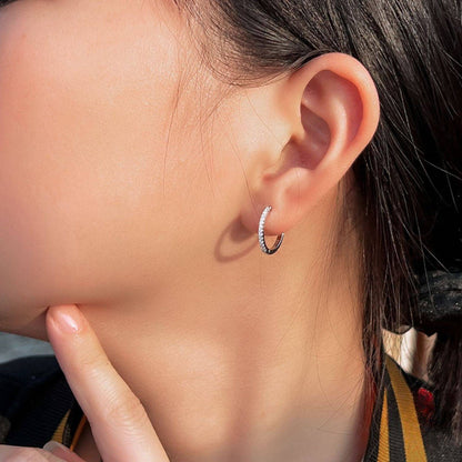 Cercei din argint eleganti rotunzi tennis cu cristale zirconiu cesini purtati