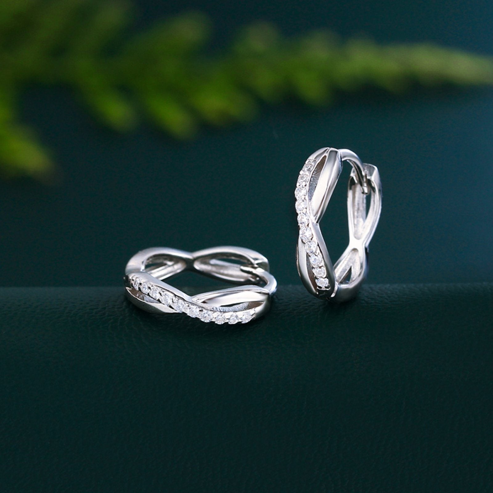 Cercei din argint rotunzi cu semnul infinitului si cristale zirconiu cesini cadou