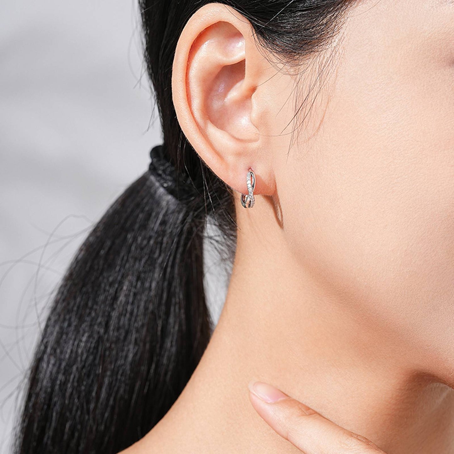 Cercei din argint rotunzi cu semnul infinitului si cristale zirconiu cesini purtati