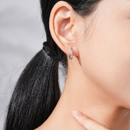 Cercei din argint rotunzi cu semnul infinitului si cristale zirconiu cesini purtati