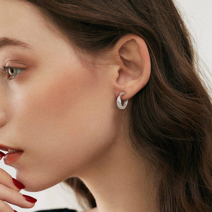 Cercei din argint eleganti rotunzi infinity lines fara pietre simpli cesini purtati