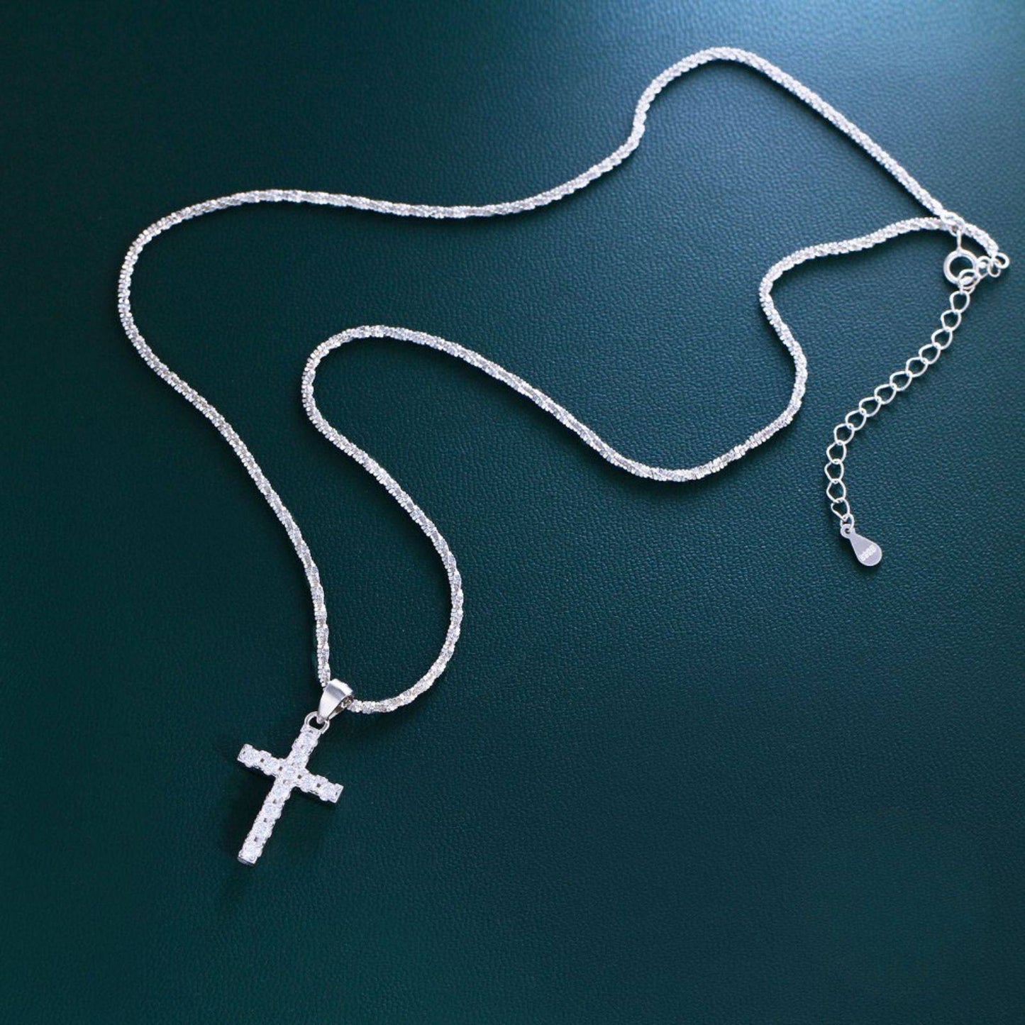 Colier din argint cu cruciulita si cristale zirconiu cesini cadou