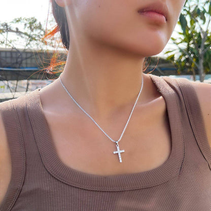 Colier din argint cu cruciulita si cristale zirconiu cesini purtat