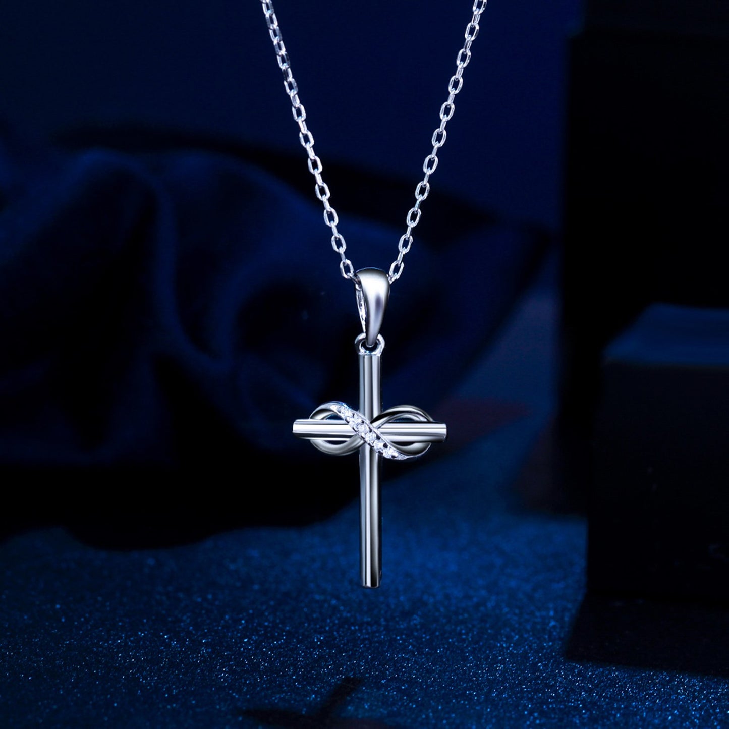 Colier din argint cu cruciulita si cristale zirconiu cesini cadou