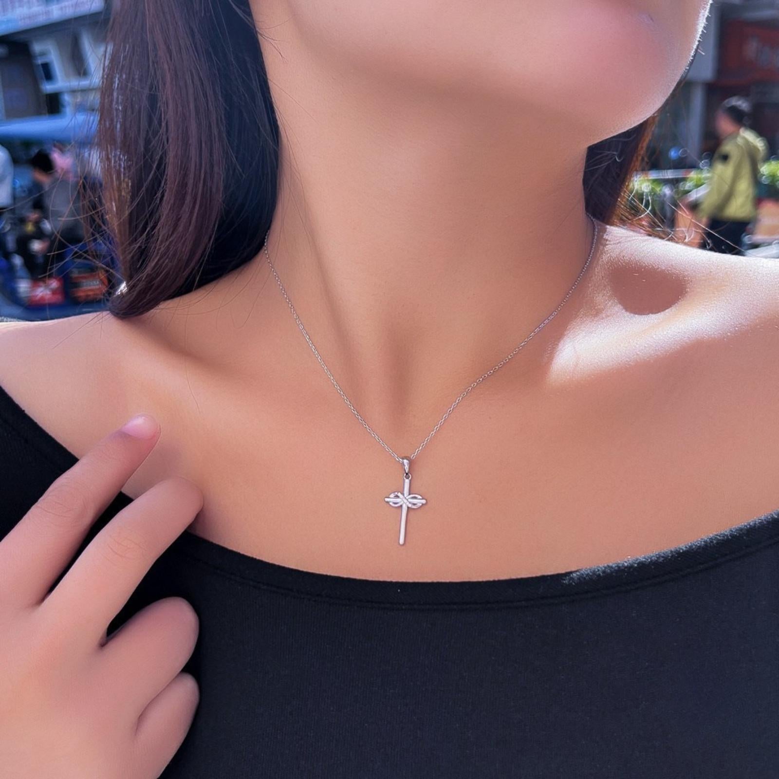 Colier din argint cu cruciulita si cristale zirconiu cesini femei