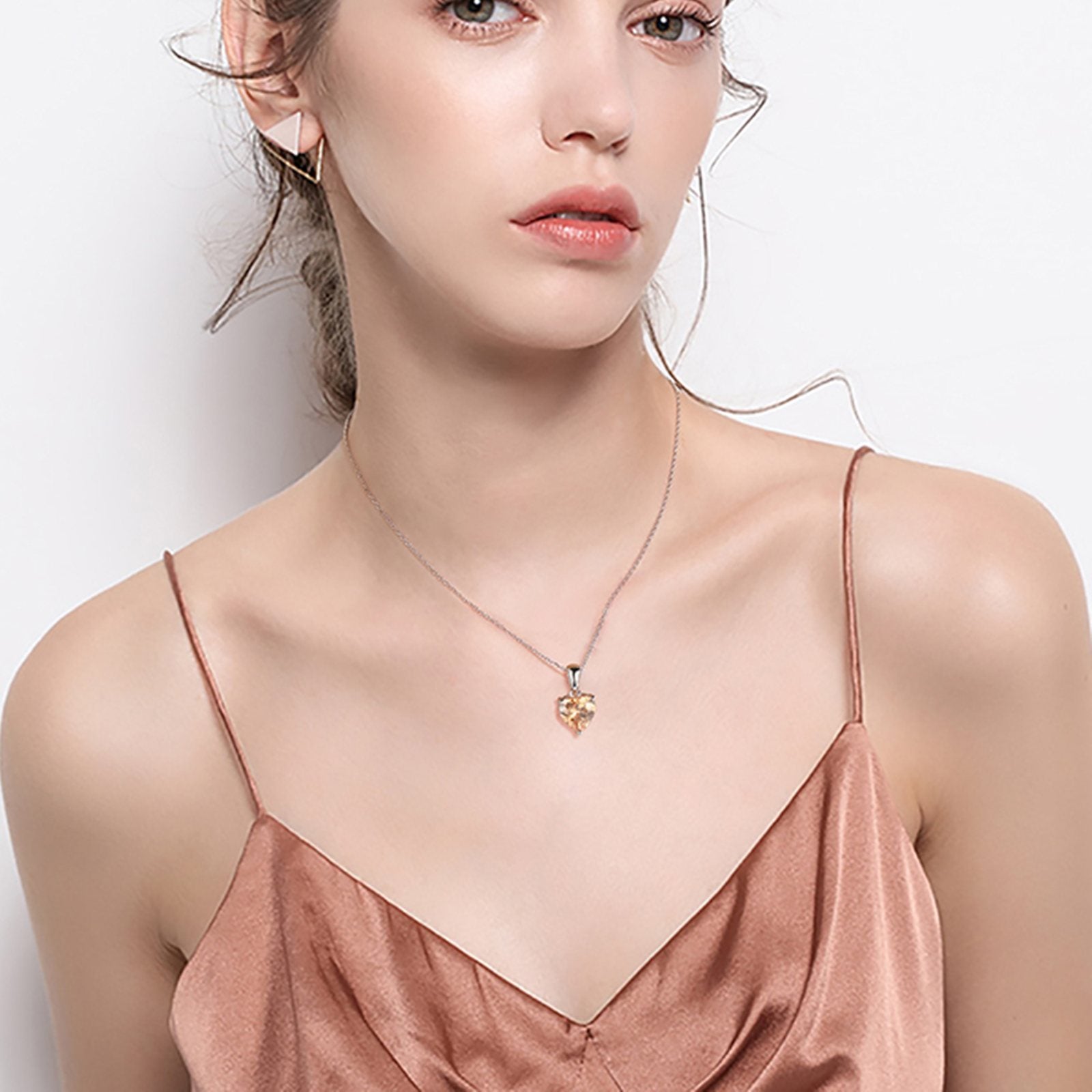 Colier din argint elegant inima cu citrin galben cesini purtat