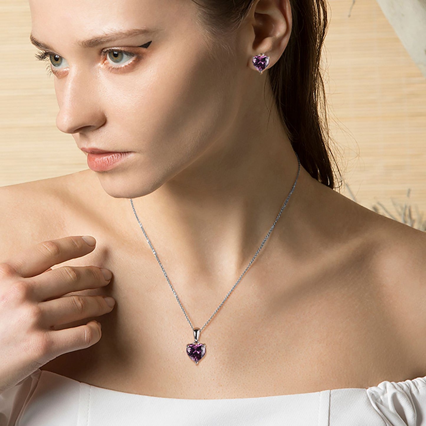 Set din argint elegant colier si cercei cu inima si safir albastru cesini purtat