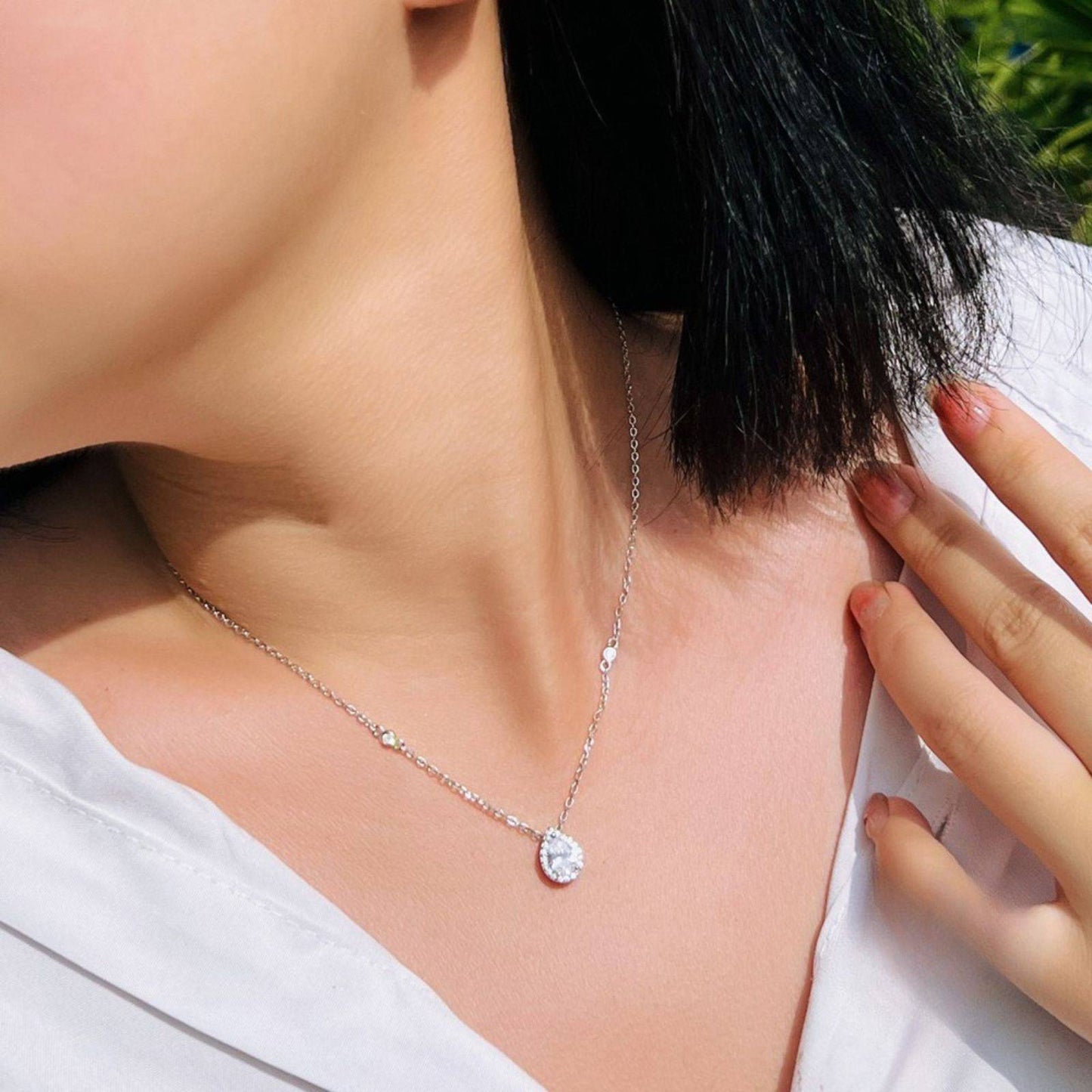 Colier din argint elegant lacrima cu zirconiu cesini purtat