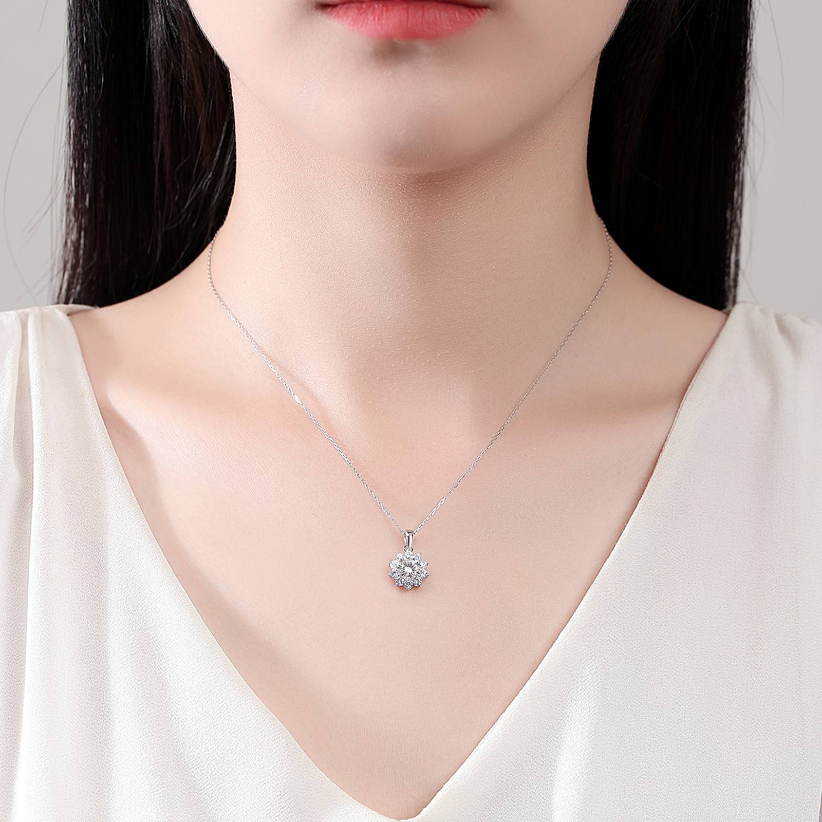 Colier din argint elegant floare cu moissanite cesini purtat