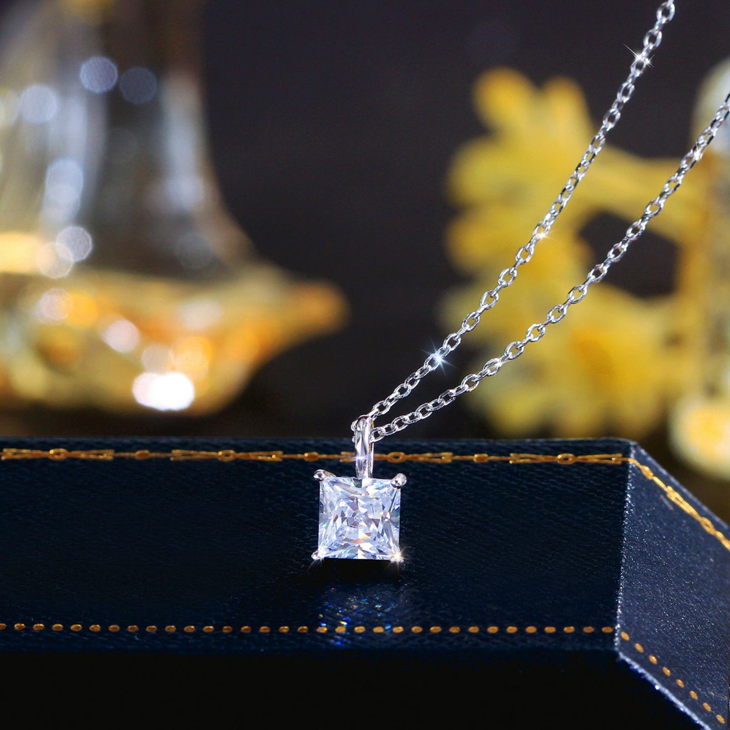 Colier din argint elegant patrat cu cristale zirconiu cesini cadou