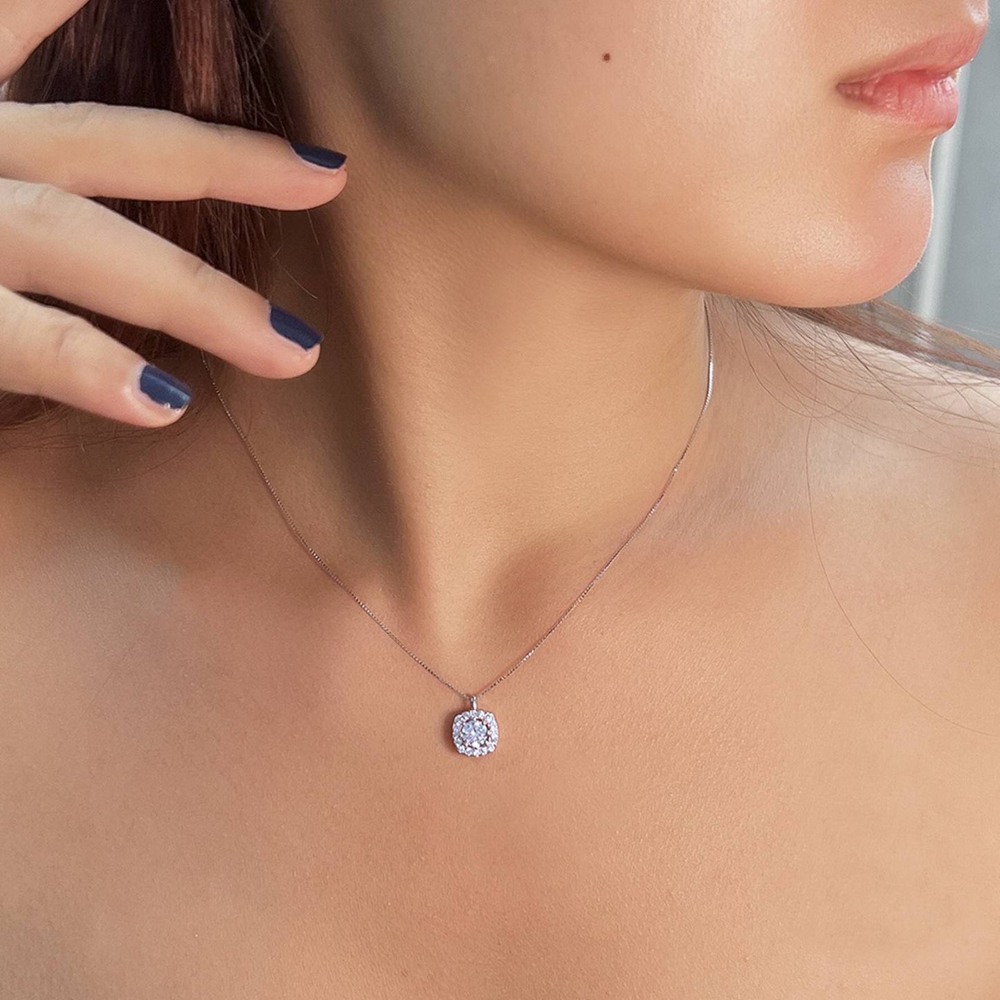 Colier din argint elegant patrat cu cristale zirconiu cesini purtat