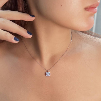Colier din argint elegant patrat cu cristale zirconiu cesini purtat
