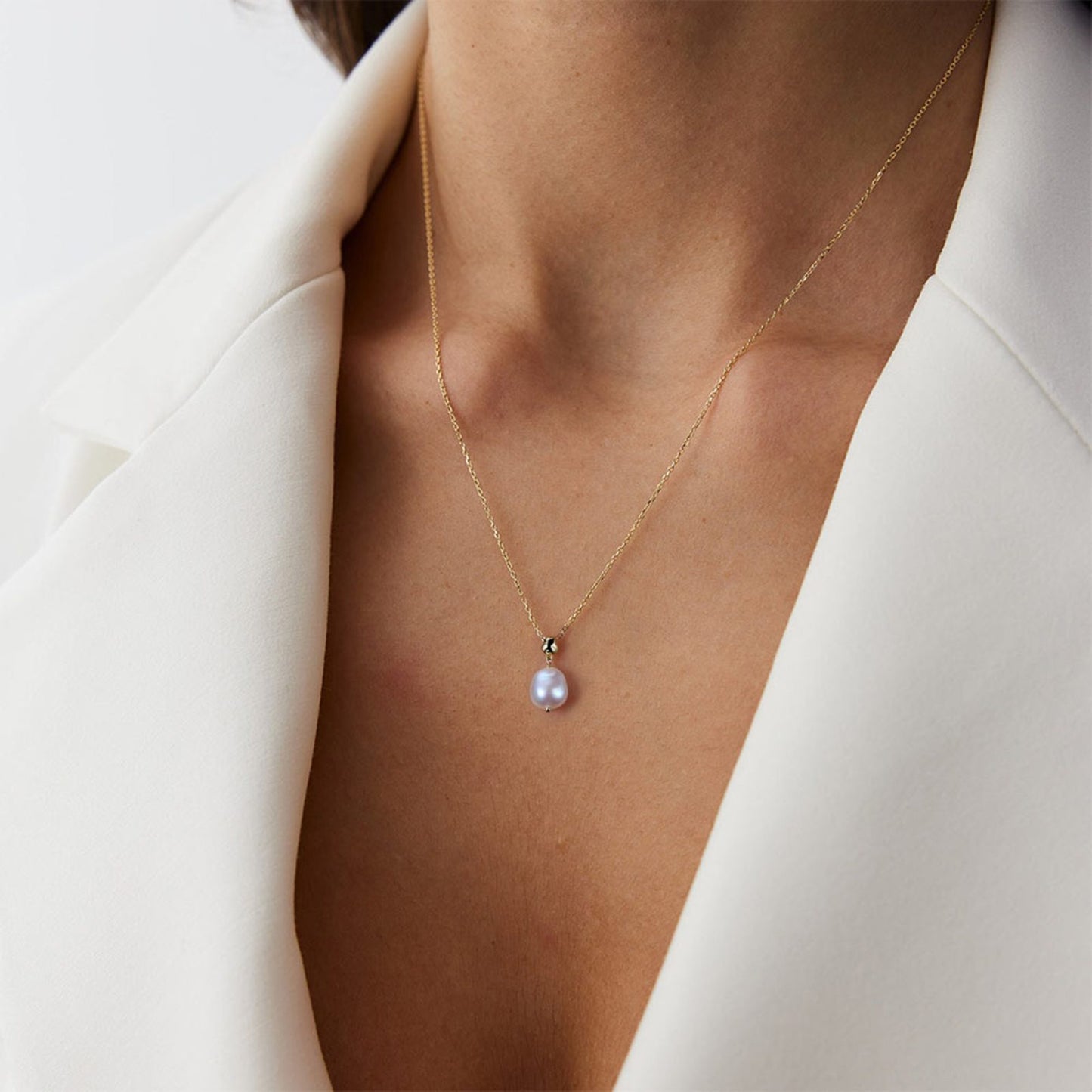 Colier din argint elegant placat cu aur cu perle naturale cesini purtat