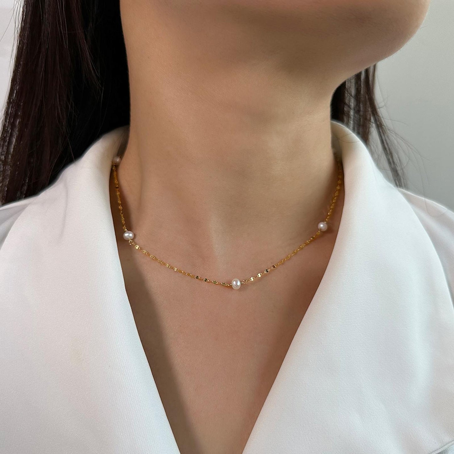 Colier din argint elegant placat cu aur cu perle naturale cesini purtat