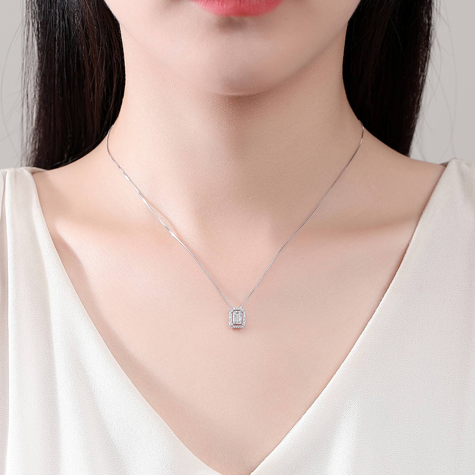 Colier din argint elegant rectangular cu moissanite cesini purtat