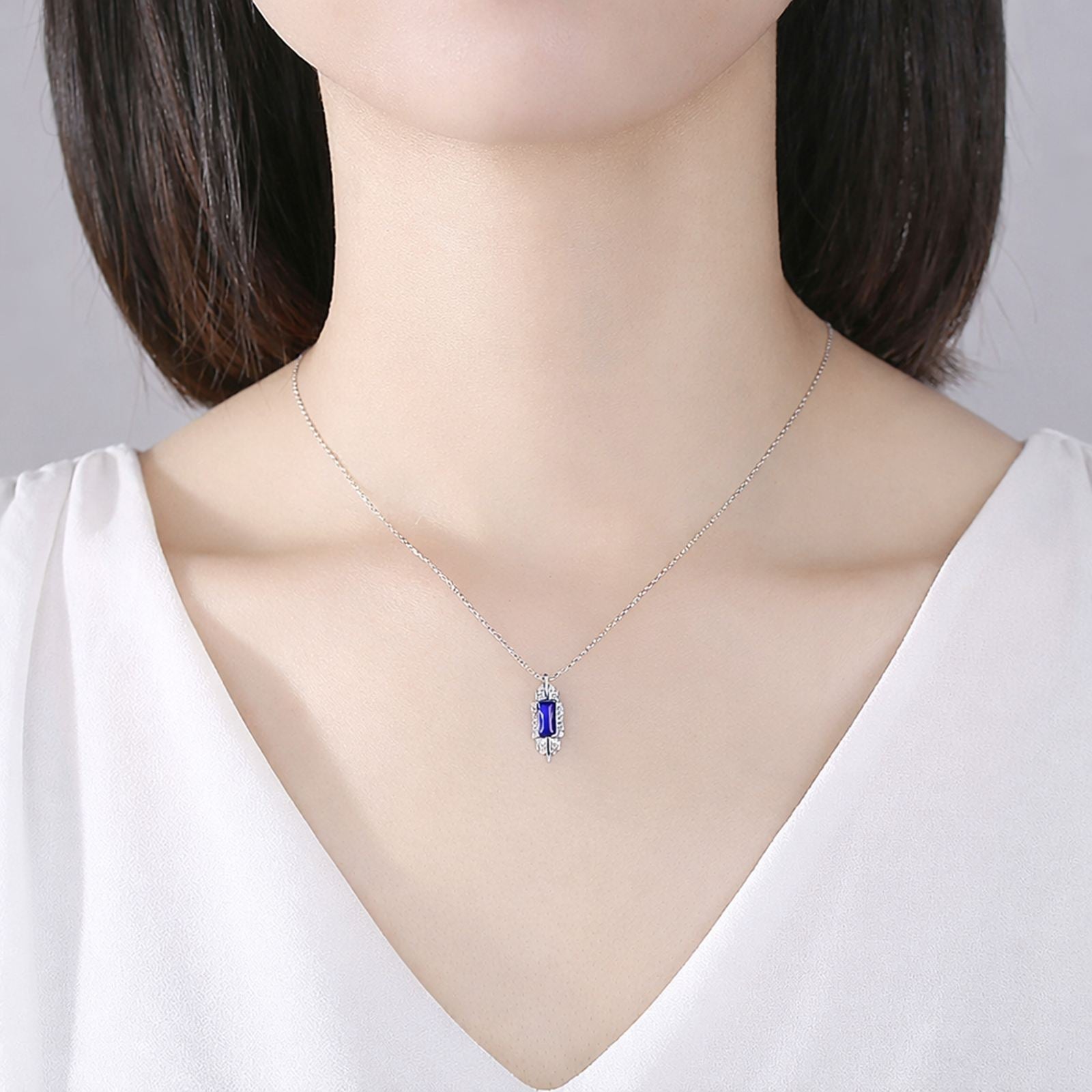 Colier din argint elegant rectangular cu safir albastru si cristale zirconiu cesini purtat