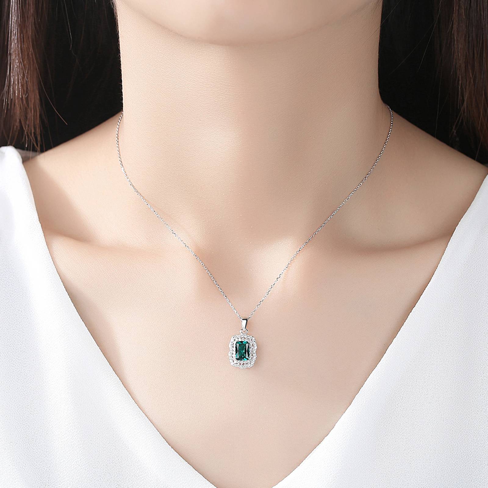 Colier din argint elegant rectangular cu smarald verde si cristale zirconiu cesini purtat
