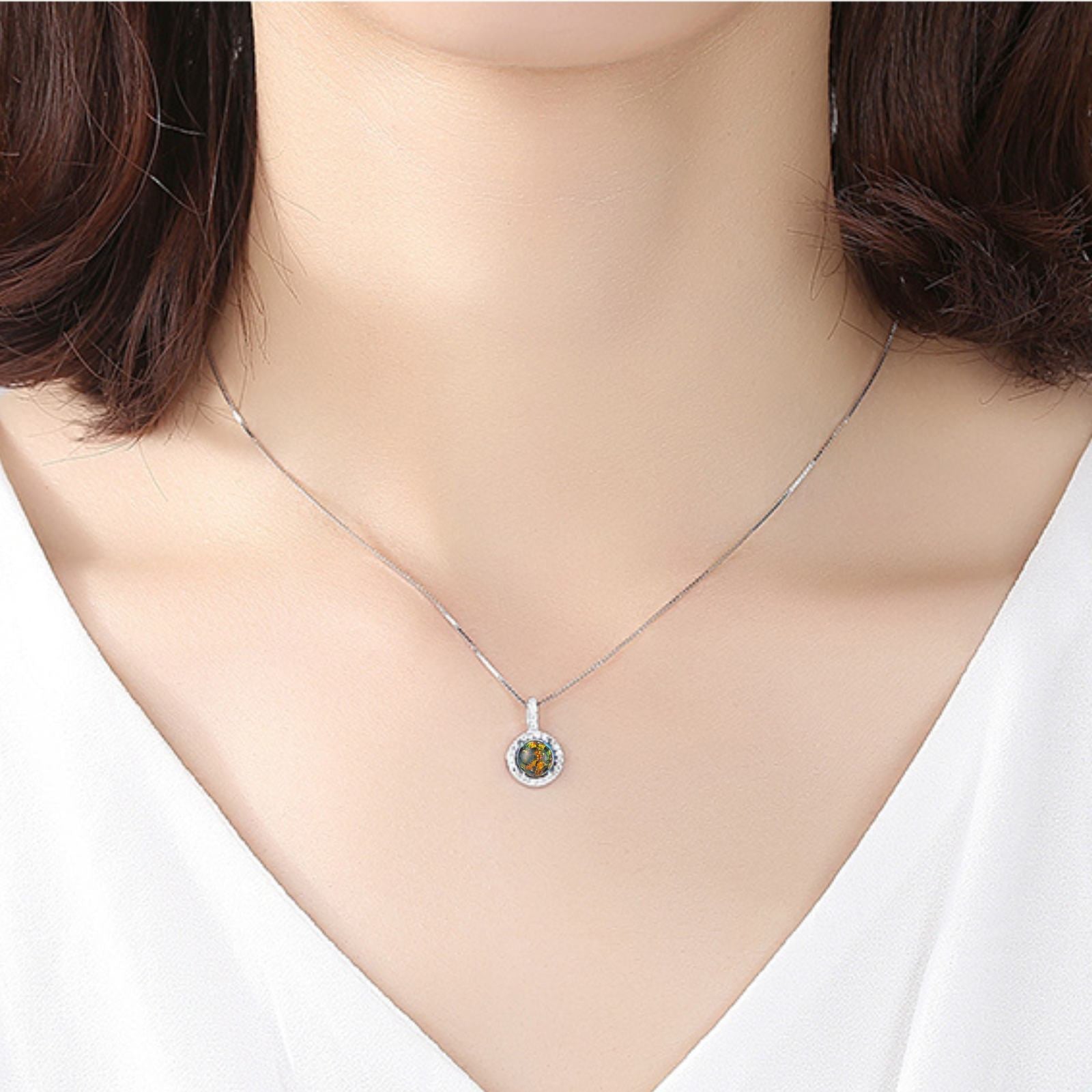 Colier din argint elegant rotund placat cu aur cu opal mistic si cristale zirconiu cesini femei