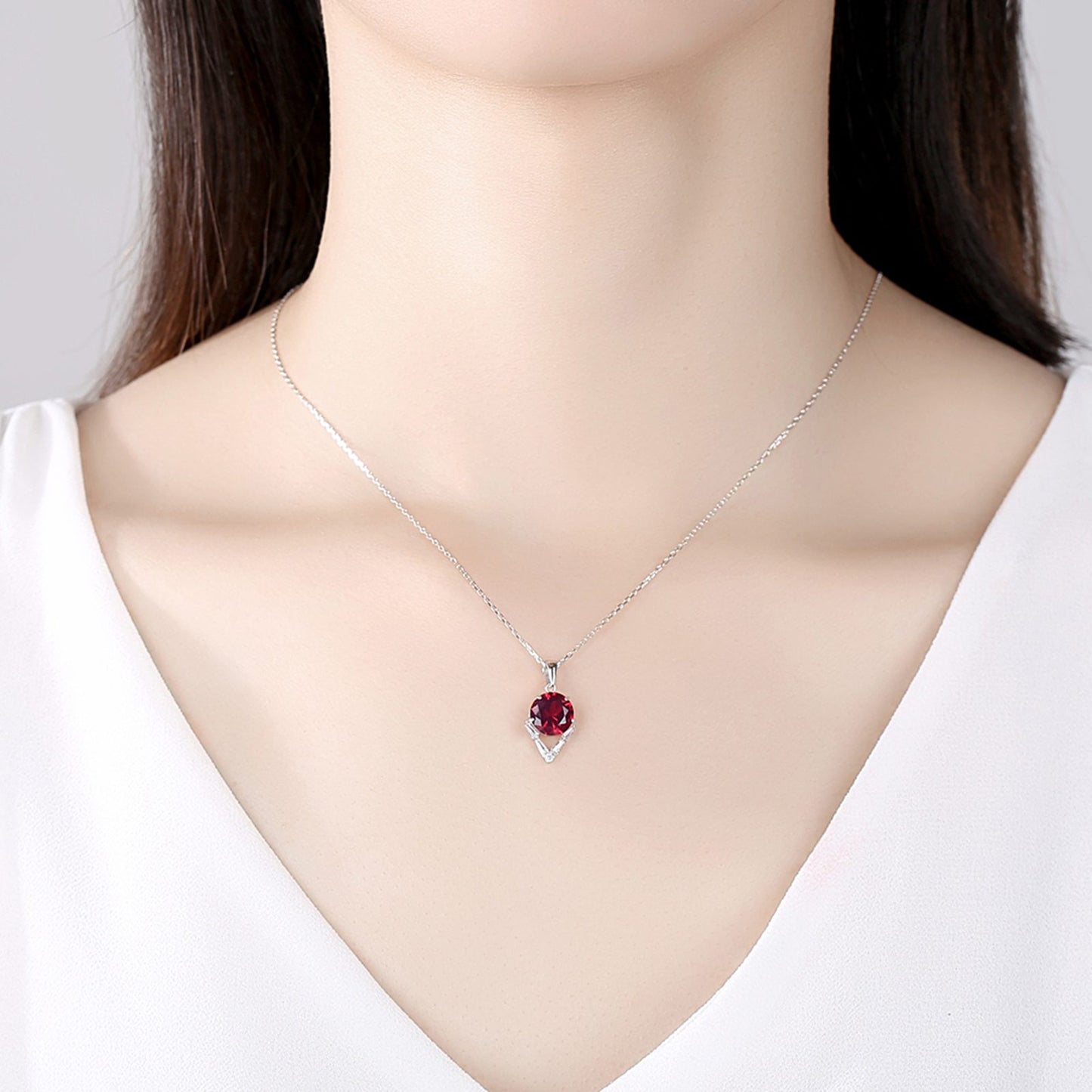 Colier din argint elegant rotund cu rubin rosu si cristale zirconiu cesini purtat