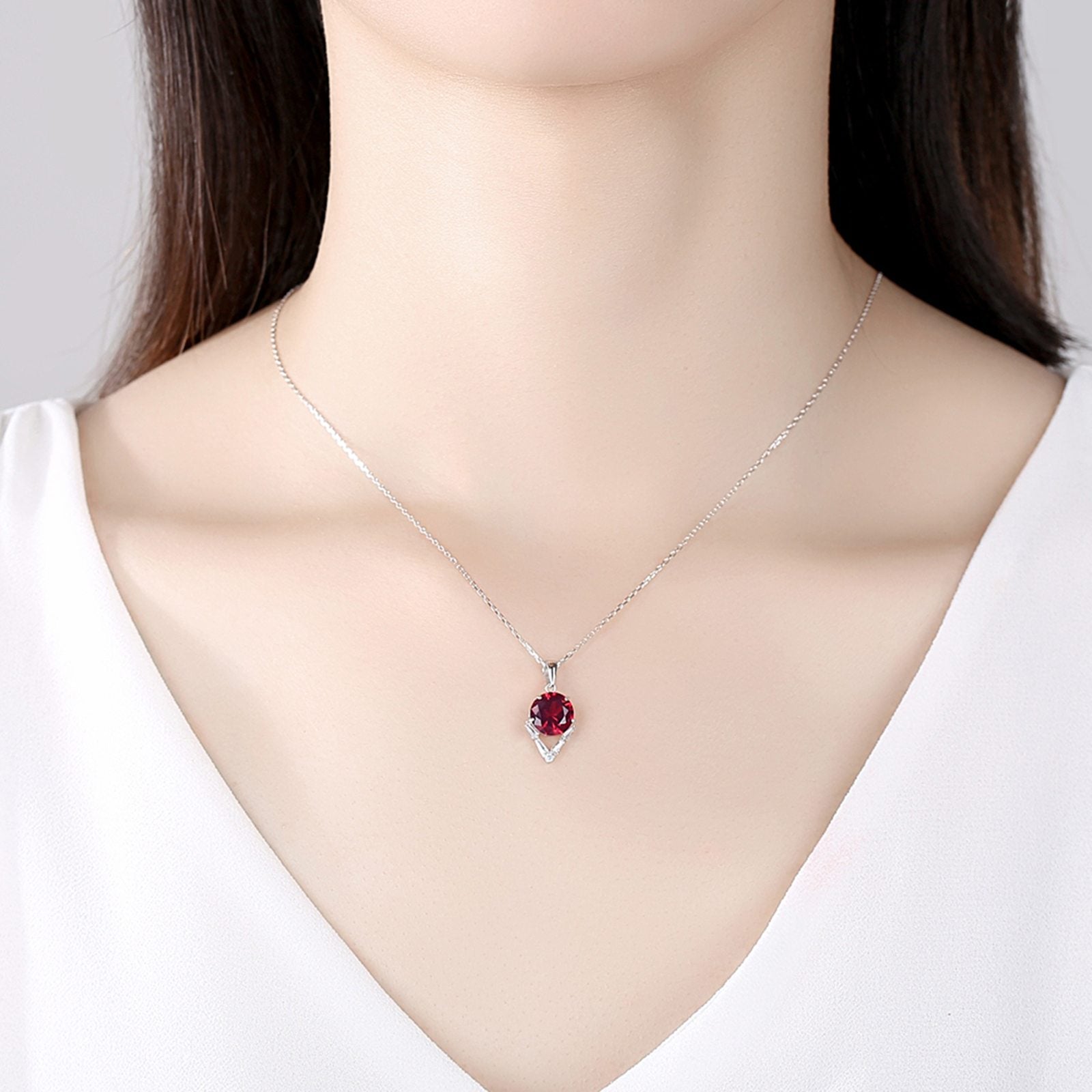 Colier din argint elegant rotund cu rubin rosu si cristale zirconiu cesini purtat