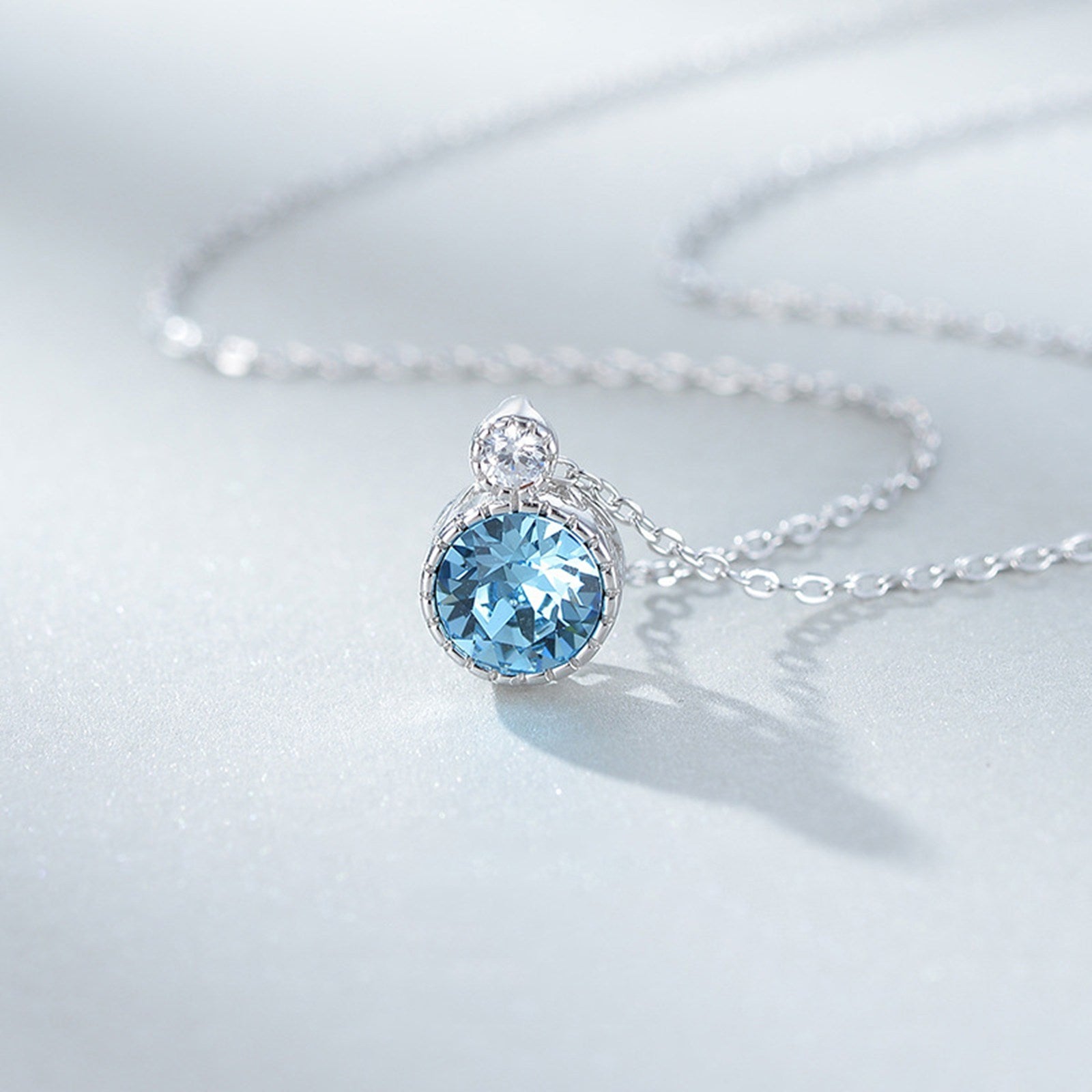 Set din argint elegant rotund colier si cercei cu safir albastru si cristale zirconiu cesini dama