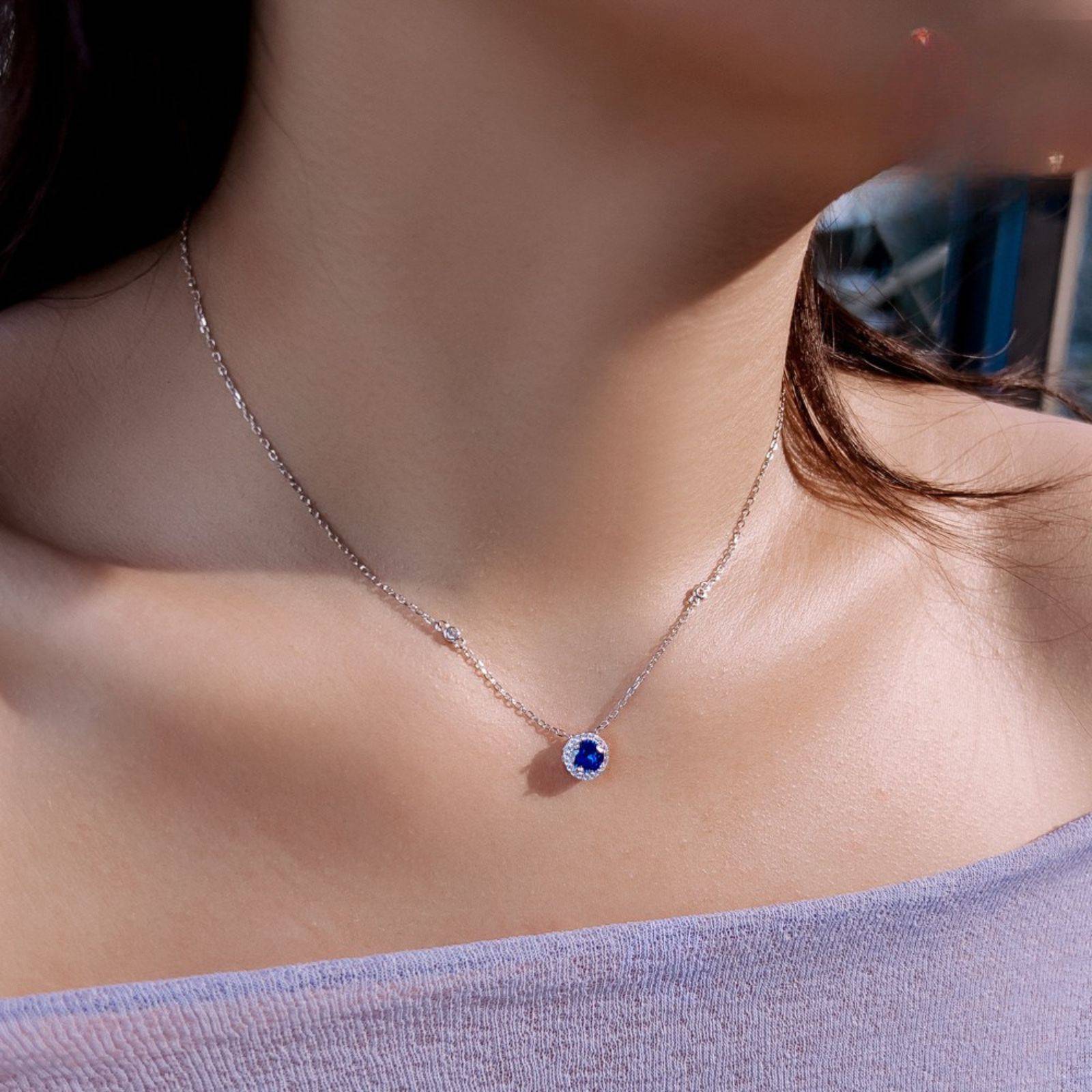 Colier din argint elegant rotund cu safir albastru si cristale zirconiu cesini purtat
