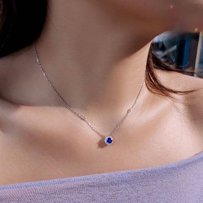 Colier din argint elegant rotund cu safir albastru si cristale zirconiu cesini purtat