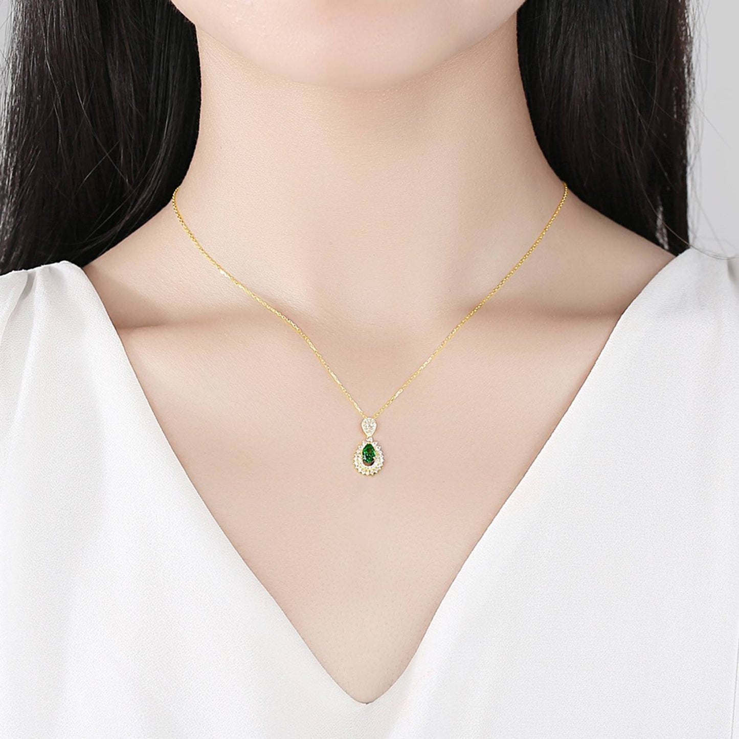 Colier din argint elegant cu smarald verde si cristale zirconiu placat cu aur cesini purtat