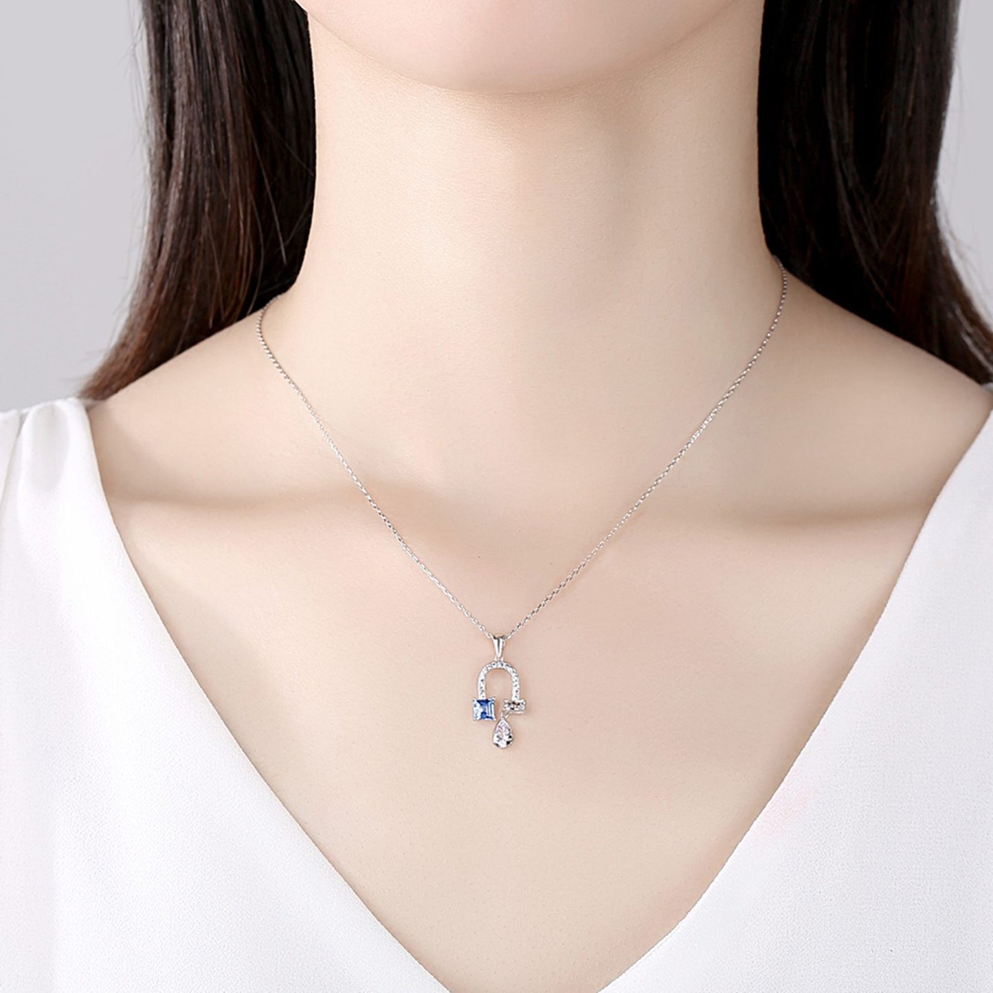 Colier din argint elegant cu topaz albastru si cristale zirconiu cesini purtat