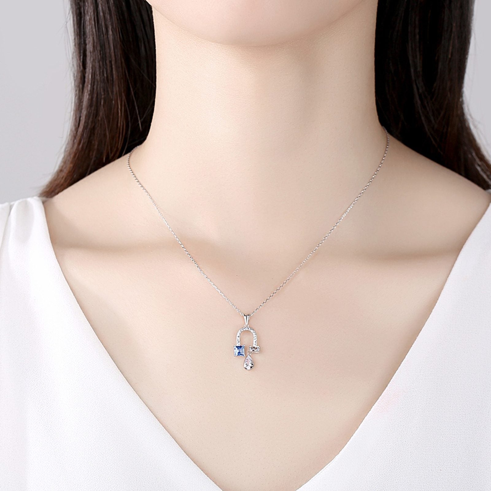 Colier din argint elegant cu topaz albastru si cristale zirconiu cesini purtat