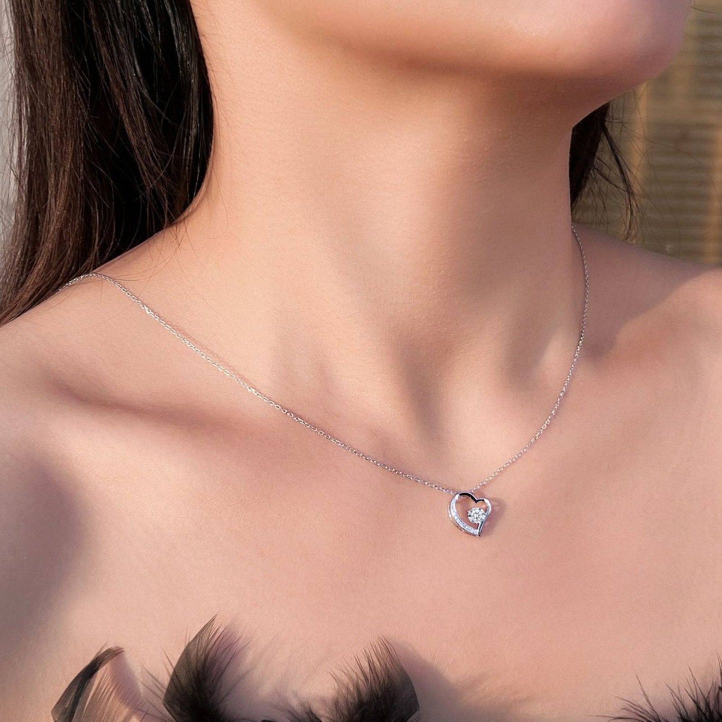 Colier din argint elegant inima cu cristale zirconiu cesini purtat