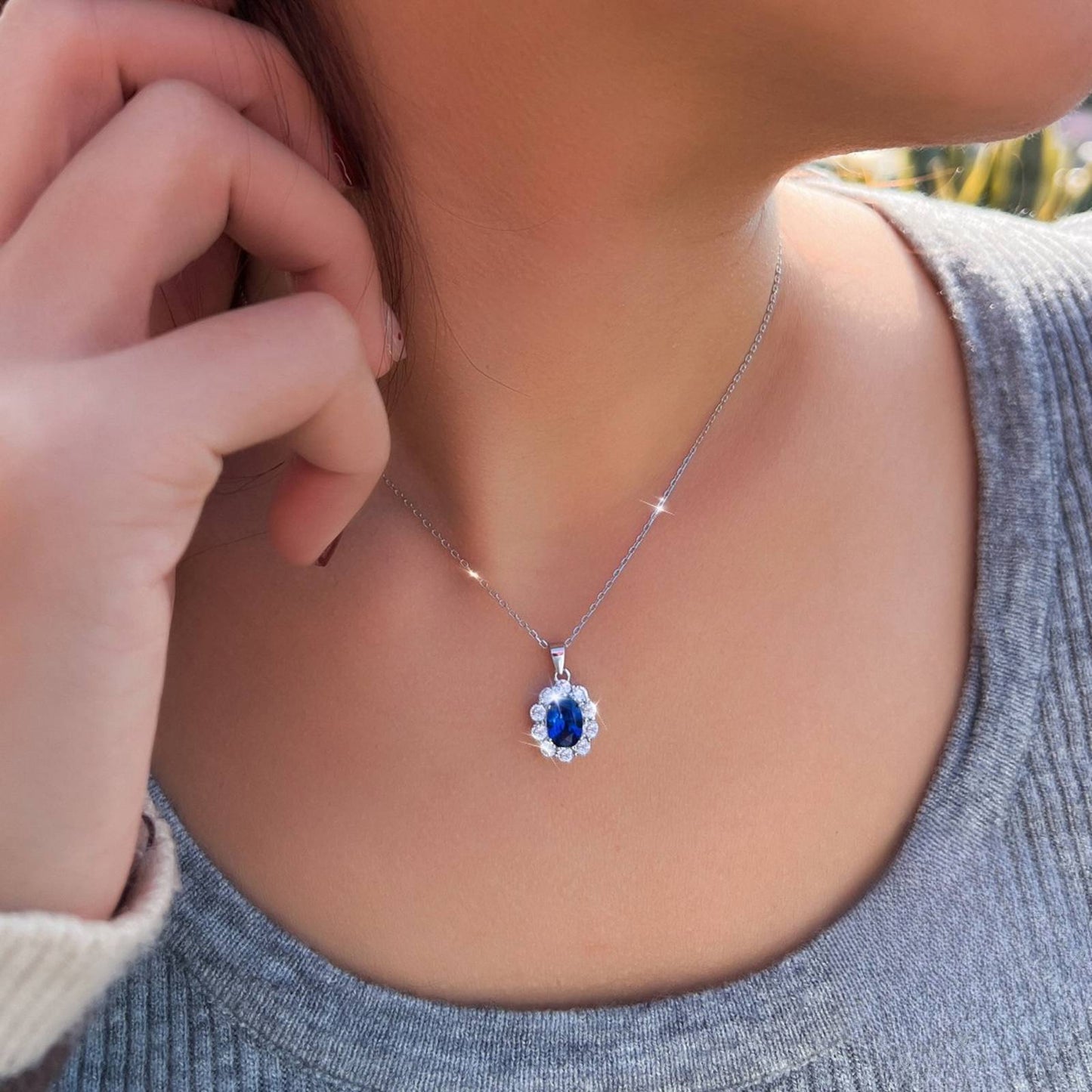 Colier din argint oval floare cu safir albastru si zirconiu cesini femei