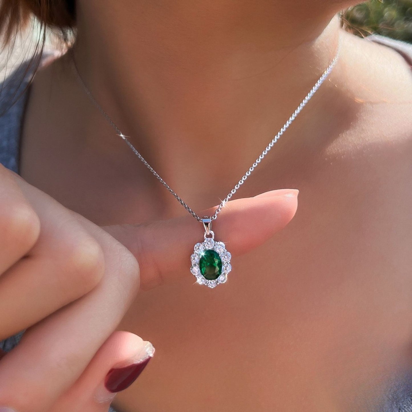 Colier din argint oval floare cu smarald verde si zirconiu cesini femei