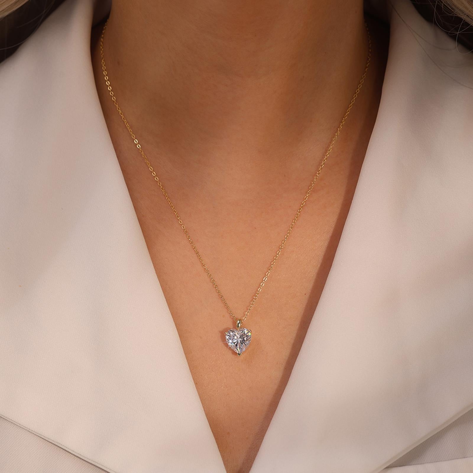 Colier din argint elegant placat cu aur inima cu cristale zirconiu cesini purtat