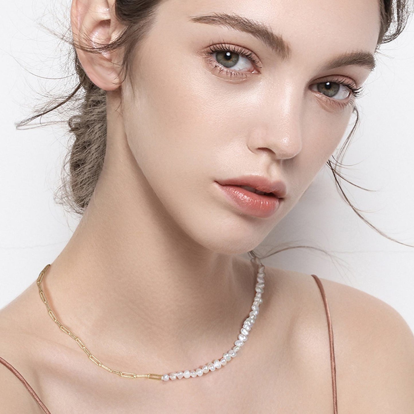 Colier din argint elegant placat cu aur cu perle naturale cesini purtat
