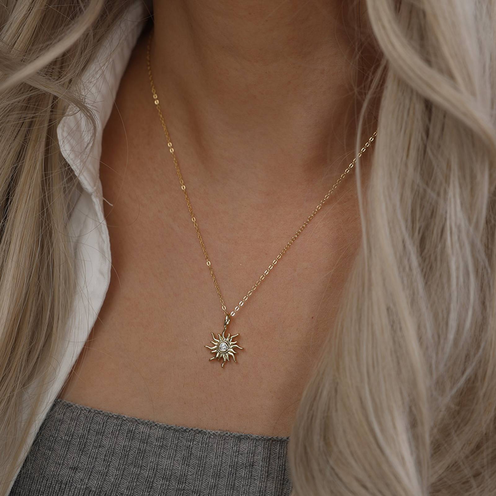 Colier din argint elegant placat cu aur soare cu cristale zirconiu cesini purtat