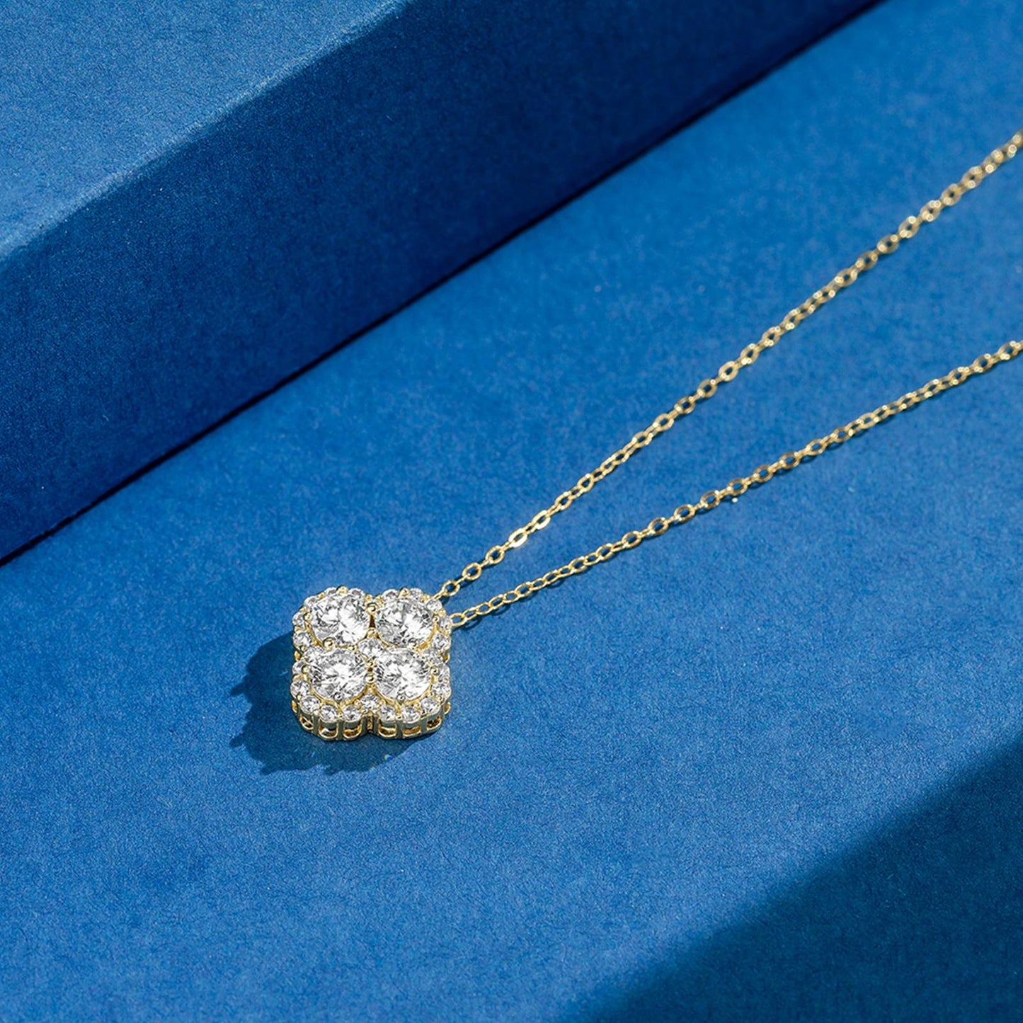Colier din argint elegant placat cu aur cu trifoi clover cu cristale zirconiu cesini cadou