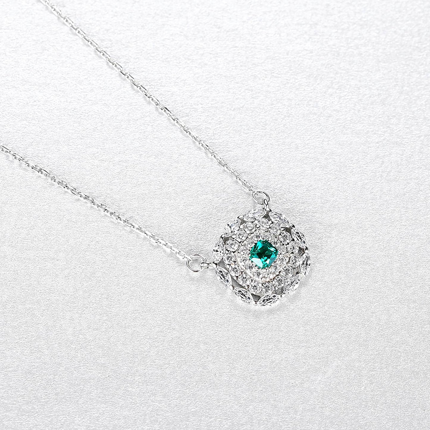 Colier din argint elegant patrat cu smarald verde si cristale zirconiu cesini cadou
