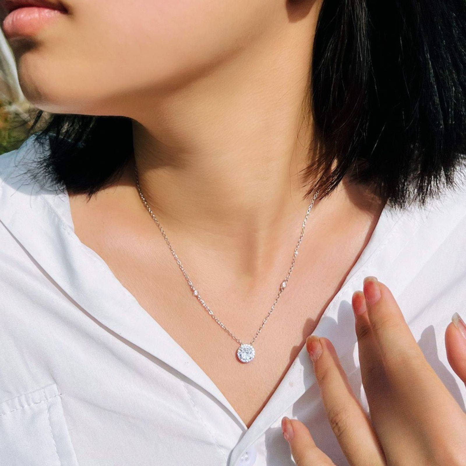 Colier din argint elegant rotund cu cristale zirconiu cesini purtat