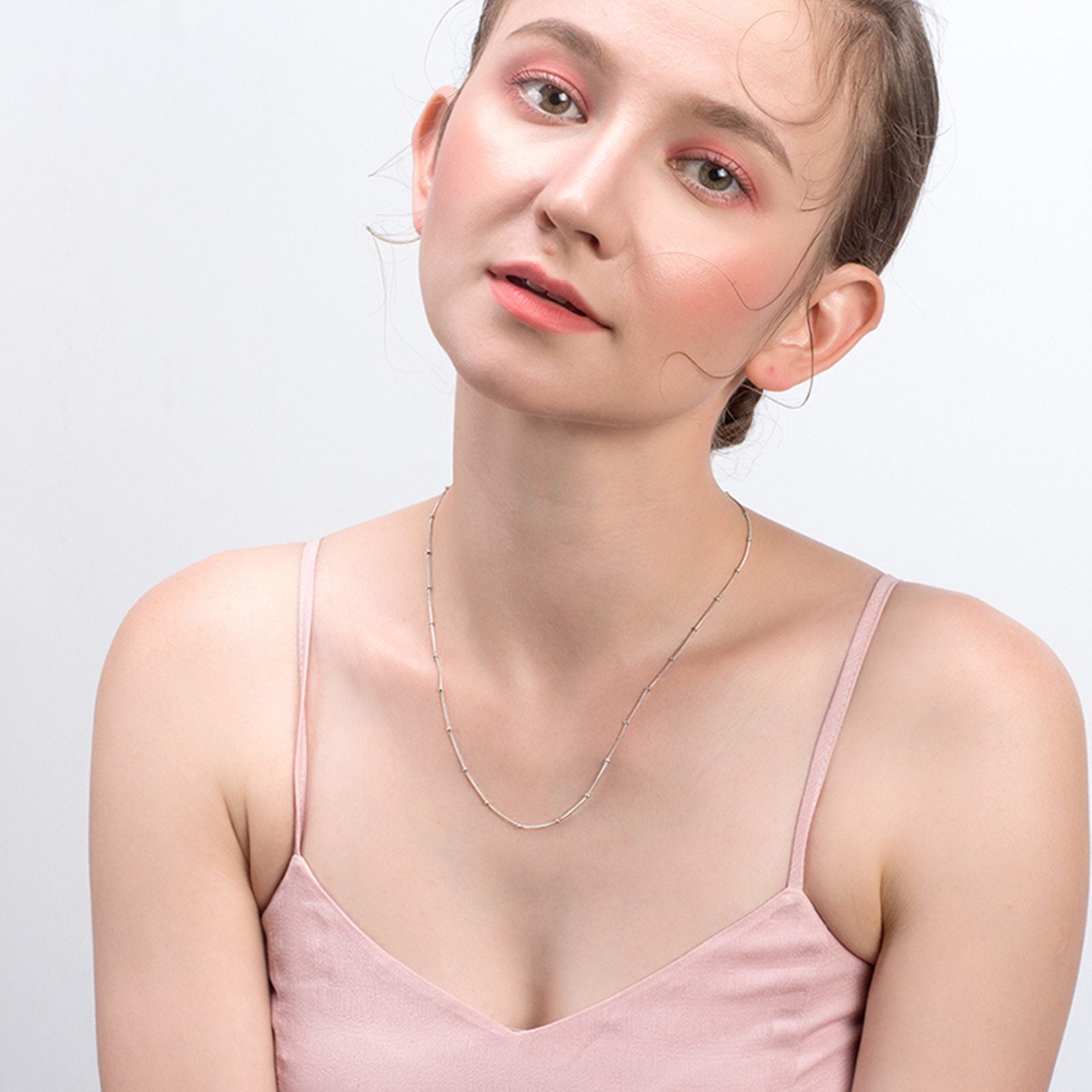 Lantisor din argint elegant cu bilute simplu fara pietre cesini purtat