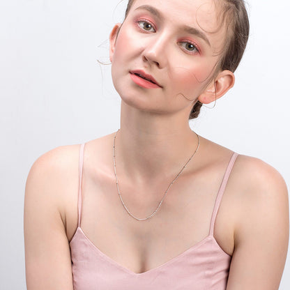 Lantisor din argint elegant cu bilute simplu fara pietre cesini purtat