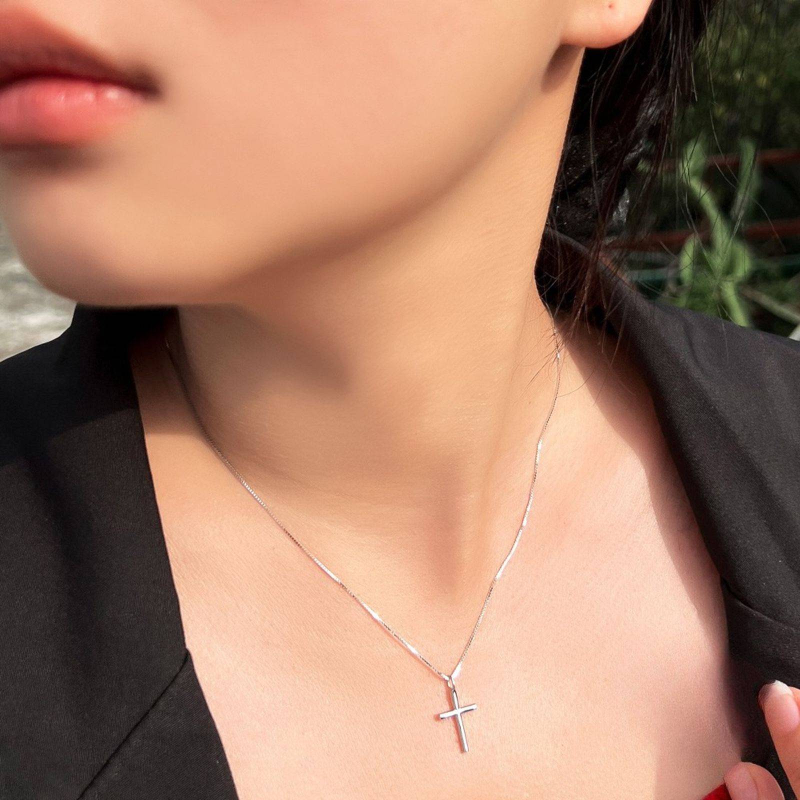 Colier lantisor din argint cu pandantiv cruce cesini purtat