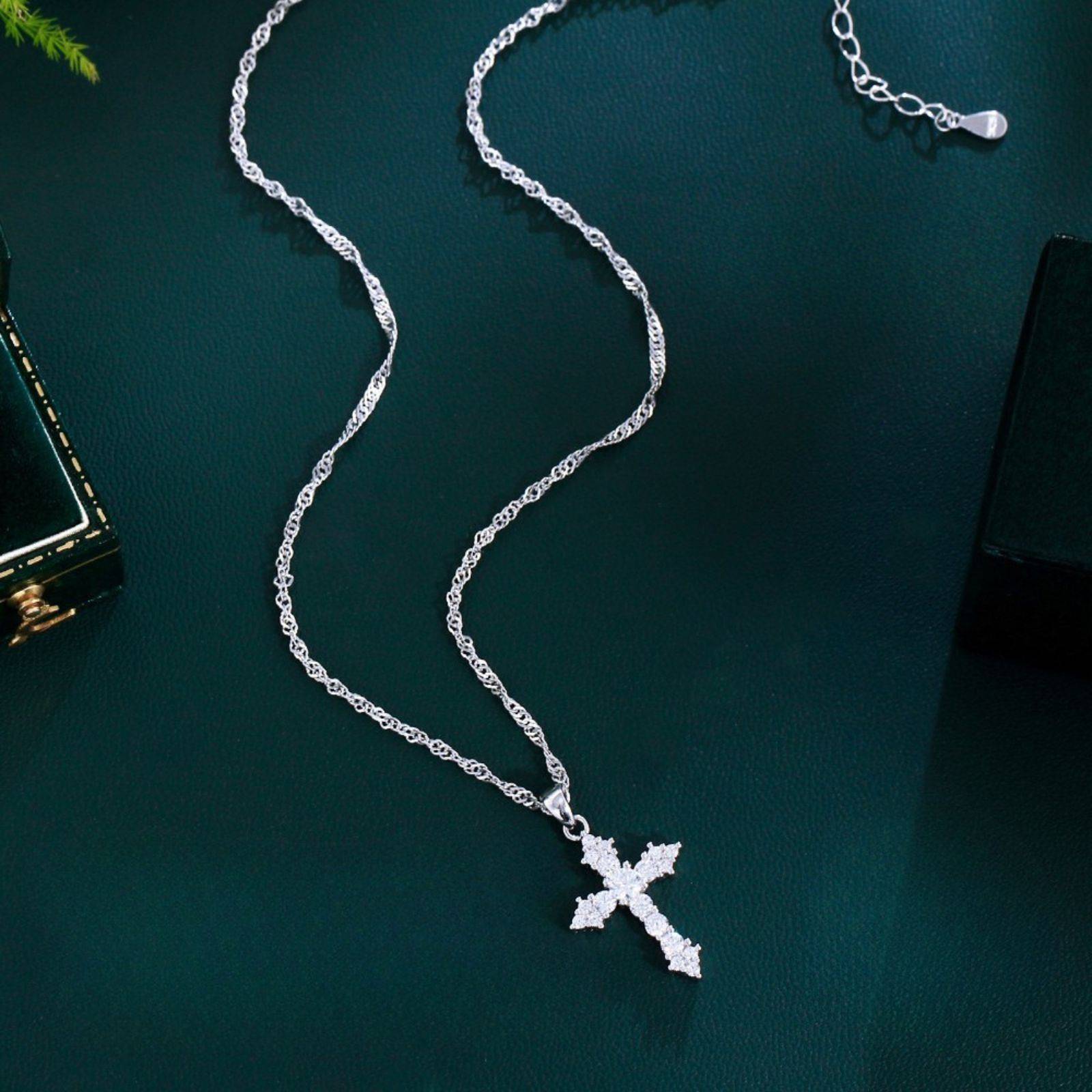 Colier lantisor din argint cu pandantiv cruce cu zirconiu cesini cadou