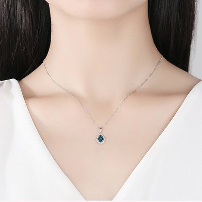Colier lantisor din argint elegant lacrima cu smarald verde si cristale zirconiu cesini purtat